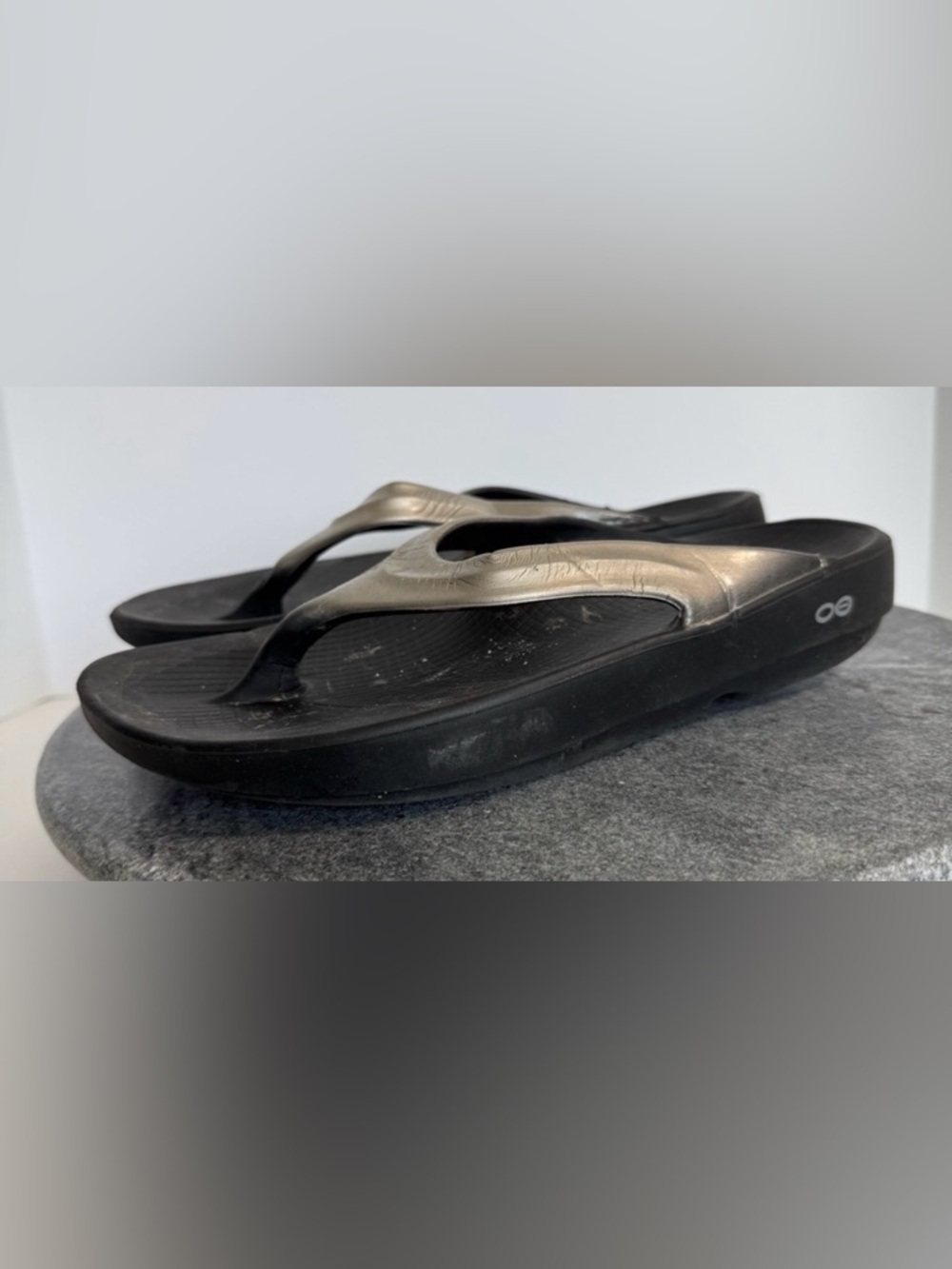 Oofos Oolahlah Black And Metallic Silver Grey Sandals Flip Flops 8